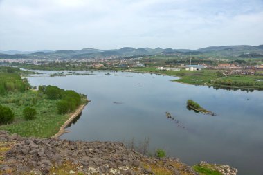 Bulgaristan 'ın Kardzhali kenti yakınlarındaki Studen Kladenets barajının güney sahilindeki antik Vishegrad Kalesi kalıntıları