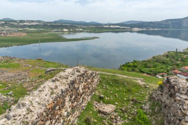 Bulgaristan 'ın Kardzhali kenti yakınlarındaki Studen Kladenets barajının güney sahilindeki antik Vishegrad Kalesi kalıntıları