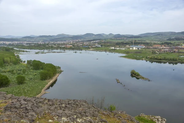 Bulgaristan 'ın Kardzhali kenti yakınlarındaki Studen Kladenets barajının güney sahilindeki antik Vishegrad Kalesi kalıntıları