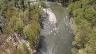 Bulgaristan 'ın Kresna Vadisi' nden geçen Struma Nehri 'nin havadan görüntüsü