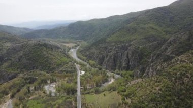 Bulgaristan 'ın Kresna Vadisi' nden geçen Struma Nehri 'nin havadan görüntüsü