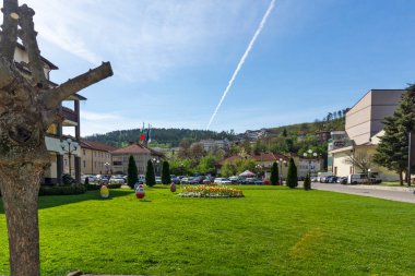 TRYAVNA, BULGARIA - 3 Mayıs 2021: Bulgaristan 'ın Gabrovo bölgesindeki Tryavna kasabasının merkezindeki tipik sokak