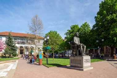 TRYAVNA, BULGARIA - 3 Mayıs 2021: Bulgaristan 'ın Gabrovo bölgesindeki Tryavna kasabasının merkezindeki tipik sokak