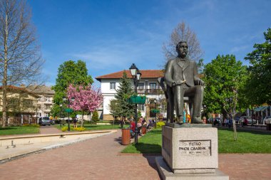 TRYAVNA, BULGARIA - 3 Mayıs 2021: Bulgaristan 'ın Gabrovo bölgesindeki Tryavna kasabasının merkezindeki tipik sokak