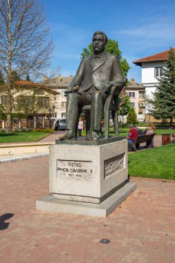 TRYAVNA, BULGARIA - 3 Mayıs 2021: Bulgaristan 'ın Gabrovo bölgesindeki Tryavna kasabasının merkezindeki tipik sokak