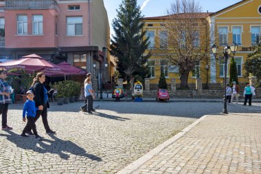 TRYAVNA, BULGARIA - 3 Mayıs 2021: Bulgaristan 'ın Gabrovo bölgesindeki Tryavna kasabasının merkezindeki tipik sokak