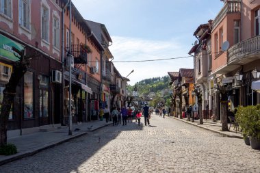 TRYAVNA, BULGARIA - 3 Mayıs 2021: Bulgaristan 'ın Gabrovo bölgesindeki Tryavna kasabasının merkezindeki tipik sokak