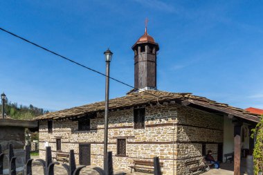 TRYAVNA, BULGARIA - 3 Mayıs 2021: Bulgaristan 'ın Gabrovo bölgesindeki Tryavna kasabasının merkezindeki tipik sokak