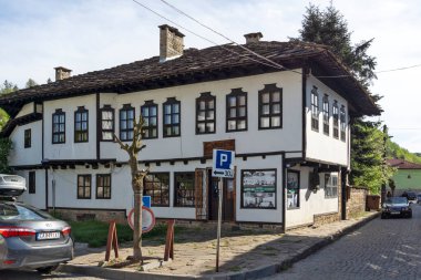 TRYAVNA, BULGARIA - 3 Mayıs 2021: Bulgaristan 'ın Gabrovo bölgesindeki Tryavna kasabasının merkezindeki tipik sokak