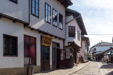 TRYAVNA, BULGARIA - 3 Mayıs 2021: Bulgaristan 'ın Gabrovo bölgesindeki Tryavna kasabasının merkezindeki tipik sokak