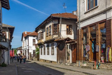 TRYAVNA, BULGARIA - 3 Mayıs 2021: Bulgaristan 'ın Gabrovo bölgesindeki Tryavna kasabasının merkezindeki tipik sokak