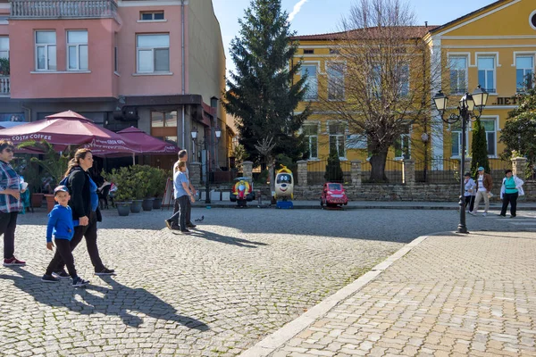 TRYAVNA, BULGARIA - 3 Mayıs 2021: Bulgaristan 'ın Gabrovo bölgesindeki Tryavna kasabasının merkezindeki tipik sokak