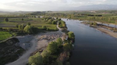 Bulgaristan 'ın Blagoevgrad bölgesinin Topolnitsa köyü yakınlarındaki Struma nehrinin hava günbatımı manzarası