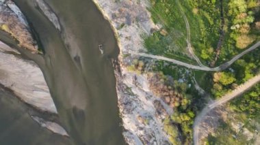 Bulgaristan 'ın Blagoevgrad bölgesinin Topolnitsa köyü yakınlarındaki Struma nehrinin hava günbatımı manzarası