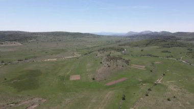 Bulgaristan 'ın Sofya bölgesindeki Godech kasabası yakınlarındaki kırsal arazinin bahar havası manzarası