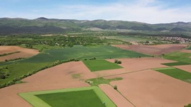 Bulgaristan 'ın Sofya bölgesindeki Godech kasabası yakınlarındaki kırsal arazinin bahar havası manzarası