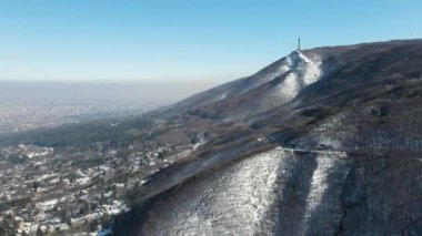Bulgaristan 'ın Sofya kenti Boyana İlçesi yakınlarındaki Vitosha Dağı' nın hava kışı manzarası