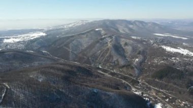 Bulgaristan 'ın Sofya kenti Boyana İlçesi yakınlarındaki Vitosha Dağı' nın hava kışı manzarası