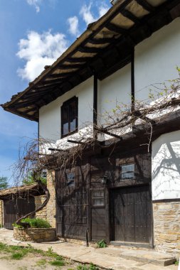 Bulgaristan 'ın Gabrovo bölgesinin tarihi Bozhentsi köyündeki tipik sokak ve eski evler