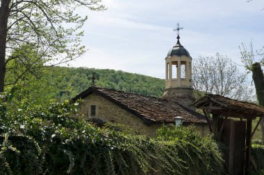 Bulgaristan 'ın Gabrovo bölgesinin tarihi Bozhentsi köyündeki tipik sokak ve eski evler