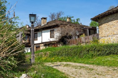 Bulgaristan 'ın Gabrovo bölgesinin tarihi Bozhentsi köyündeki tipik sokak ve eski evler