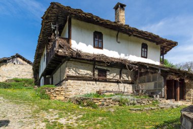 Bulgaristan 'ın Gabrovo bölgesinin tarihi Bozhentsi köyündeki tipik sokak ve eski evler