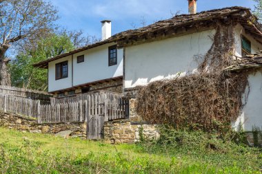 Bulgaristan 'ın Gabrovo bölgesinin tarihi Bozhentsi köyündeki tipik sokak ve eski evler