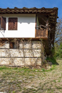 Bulgaristan 'ın Gabrovo bölgesinin tarihi Bozhentsi köyündeki tipik sokak ve eski evler