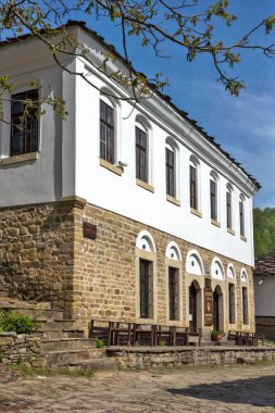 Bulgaristan 'ın Gabrovo bölgesinin tarihi Bozhentsi köyündeki tipik sokak ve eski evler