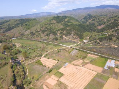 Bulgaristan 'ın Petrich Vadisi' nden geçen Strumeshnitsa nehrinin hava manzarası