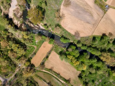 Bulgaristan 'ın Petrich Vadisi' nden geçen Strumeshnitsa nehrinin hava manzarası