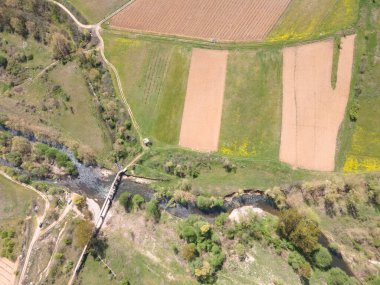 Bulgaristan 'ın Petrich Vadisi' nden geçen Strumeshnitsa nehrinin hava manzarası