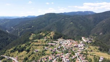 Bulgaristan 'ın Smolyan Bölgesi Momchilovtsi köyünün hava manzarası