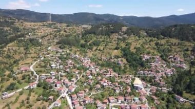 Bulgaristan 'ın Smolyan Bölgesi Momchilovtsi köyünün hava manzarası