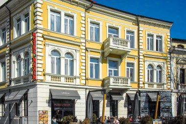 SOFYA, BULGARIA - 25 Şubat 2022: Bulgaristan 'ın Sofya şehir merkezinde tipik sokak ve bina
