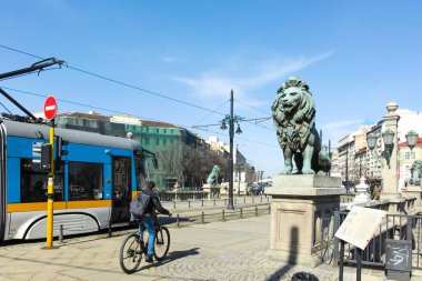 SOFYA, BULGARIA - 25 Şubat 2022: Bulgaristan 'ın Sofya şehir merkezinde tipik sokak ve bina