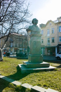 SOFYA, BULGARIA - 25 Şubat 2022: Bulgaristan 'ın başkenti Sofya' nın merkezindeki bayanlar pazarı eski Georgi Kirkov