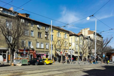 SOFYA, BULGARIA - 25 Şubat 2022: Bulgaristan 'ın Sofya şehir merkezinde tipik sokak ve bina