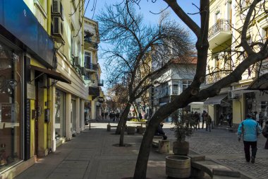 SOFYA, BULGARIA - 25 Şubat 2022: Bulgaristan 'ın Sofya şehir merkezinde tipik sokak ve bina