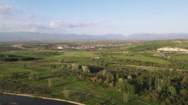 Bulgaristan 'ın Blagoevgrad bölgesinin Topolnitsa köyü yakınlarındaki Struma nehrinin hava günbatımı manzarası