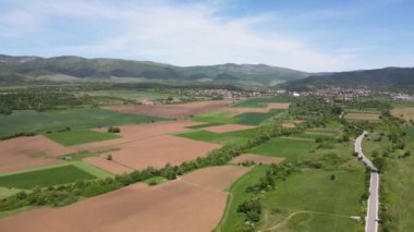 Bulgaristan 'ın Sofya bölgesindeki Godech kasabası yakınlarındaki kırsal arazinin bahar havası manzarası