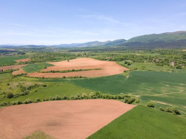 Bulgaristan 'ın Sofya bölgesindeki Godech kasabası yakınlarındaki kırsal arazinin bahar havası manzarası