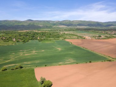 Bulgaristan 'ın Sofya bölgesindeki Godech kasabası yakınlarındaki kırsal arazinin bahar havası manzarası