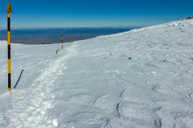 Bulgaristan 'ın Sofya kentinin Cherni Vrah zirvesi yakınlarındaki Vitosha Dağı' nın kış manzarası
