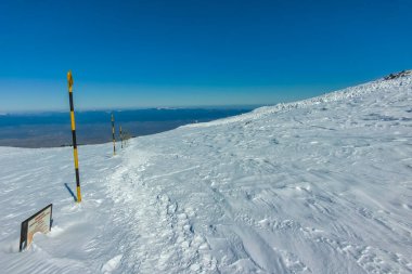 Bulgaristan 'ın Sofya kentinin Cherni Vrah zirvesi yakınlarındaki Vitosha Dağı' nın kış manzarası