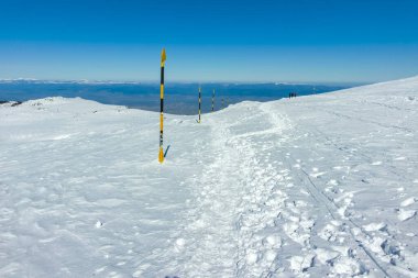Bulgaristan 'ın Sofya kentinin Cherni Vrah zirvesi yakınlarındaki Vitosha Dağı' nın kış manzarası