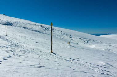 Bulgaristan 'ın Sofya kentinin Cherni Vrah zirvesi yakınlarındaki Vitosha Dağı' nın kış manzarası