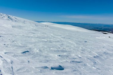 Bulgaristan 'ın Sofya kentinin Cherni Vrah zirvesi yakınlarındaki Vitosha Dağı' nın kış manzarası