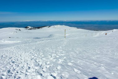 Bulgaristan 'ın Sofya kentinin Cherni Vrah zirvesi yakınlarındaki Vitosha Dağı' nın kış manzarası