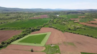 Bulgaristan 'ın Sofya bölgesindeki Godech kasabası yakınlarındaki kırsal arazinin bahar havası manzarası